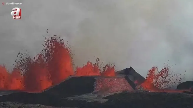 İzlanda’da yanardağ patladı!