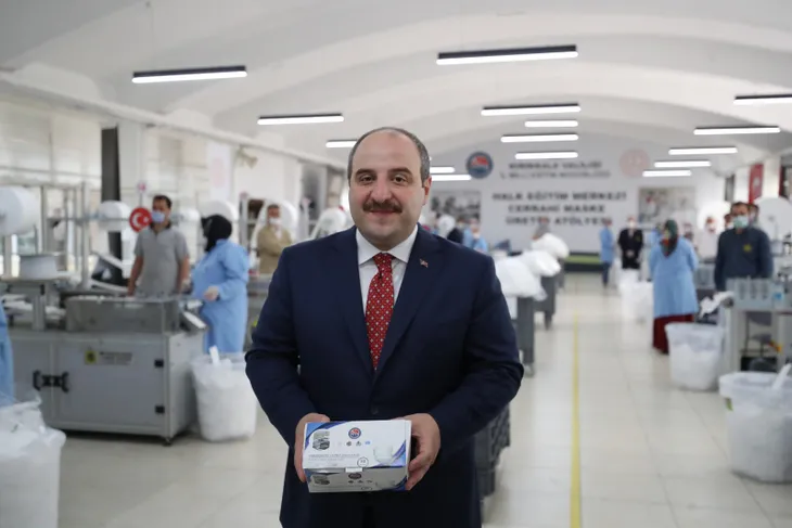 Sanayi ve Teknoloji Bakanı Mustafa Varank Kırıkkale’de maske üretim atölyesini ziyaret etti