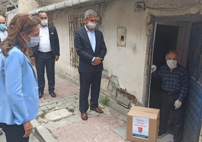 CHP’li Gamze Akkuş İlgezdi yardımı şova çevirdi! 1 koliyi 8 kişi teslim etti - 1