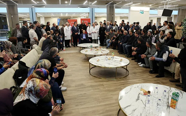 baskan-erdogan-istanbulda-tedavi-goren-madencileri-ziyaret-etti-her-zaman-yaninda-olacagiz-1665949920571.jpg Başkan Erdoğan İstanbul'da tedavi gören madencileri ziyaret etti! "Her zaman yanında olacağız" - 9