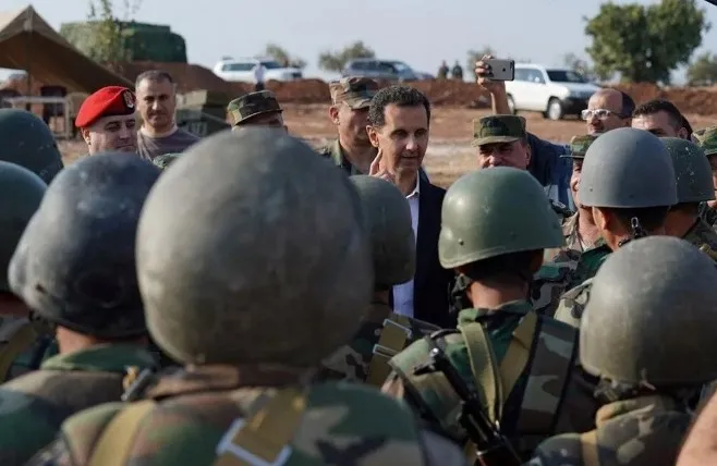 esad-rejiminin-korkusundan-sifreli-dil-gelistirdiler-iste-suriyelilerin-kullandigi-gizli-kodlar-1735035757830.jpg Beşşar Esad rejim askerlerini ziyaret ederken (Arşiv)