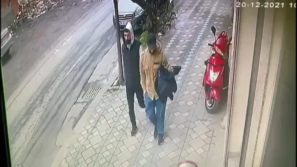 zeytinburnunda-sucustu-yakalanan-hirsizlara-meydan-dayagi-o-anlar-kamerada-1640074193391.jpg Zeytinburnu’nda suçüstü yakalanan hırsızlara meydan dayağı: O anlar kamerada - 5
