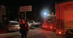 Hurda yüklü TIR devrildi; 1 yaralı