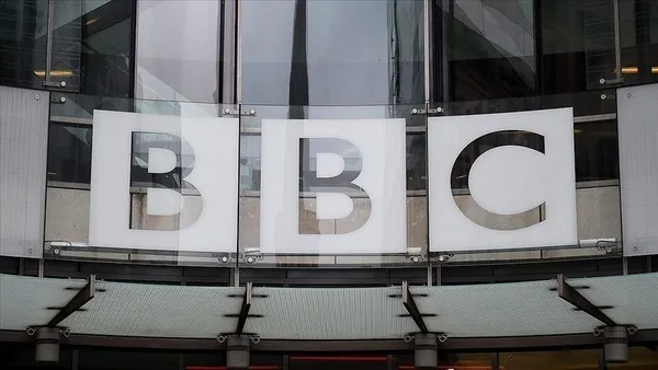 1699198831232.jpg İkiyüzlü BBC'ye Gazze tepkisi! Merkezinin önüne bebek ceset torbası koydular - 2