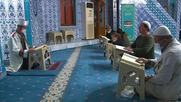 Kur'an aşkı engel tanımadı! Parmak uçlarıyla okuyor - 3