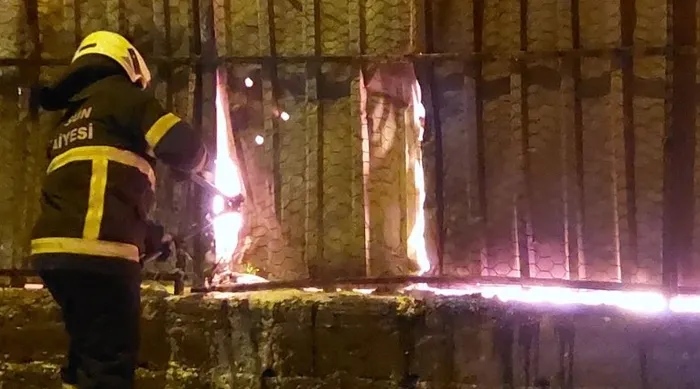 samsunda-yatak-fabrikasinda-yangin-alevler-geceyi-aydinlatti-1716842815334.jpg Samsun'da yatak fabrikasında yangın! Alevler diğer fabrikalara sıçradı - 2