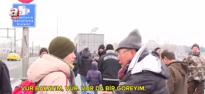 galata-koprusunde-akilalmaz-olay-balik-dolu-kovayi-denize-bosaltti-1770534609179.jpeg Galata Köprüsü’nde akılalmaz olay! Balık dolu kovayı denize boşalttı - 1