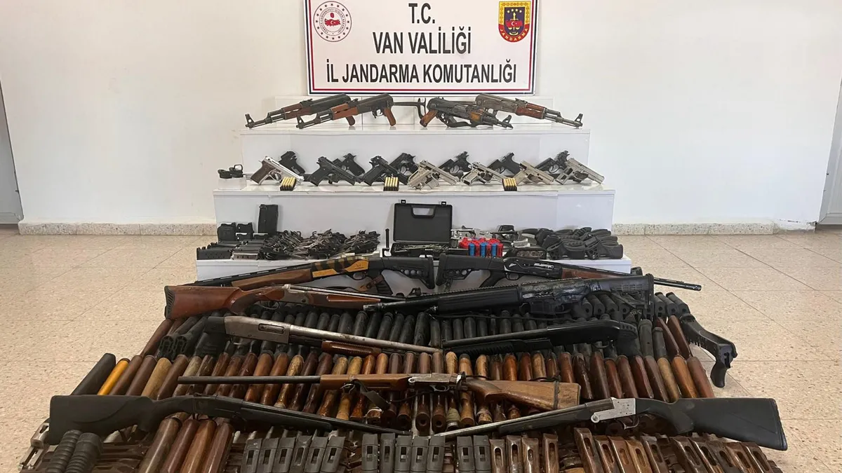 Van'da uzun namlulu silah, silah parçaları ve mühimmat ele geçirildi
