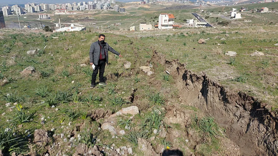 İzmir'de halkı endişelendiren görüntüler! Toprak derinden çatlıyor