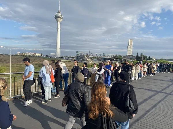 iett-otobusu-krizi-yolcular-yolu-kesti-1664356240377.jpg İETT otobüsü krizi! Yolcuların bazıları yol kesti bazıları ise metrelerce kuyruk oluşturdu - 7