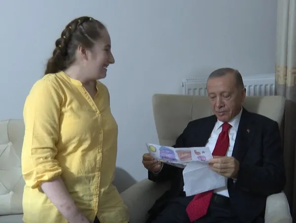 baskan-erdoganin-kendisine-yazilan-siire-tepkisi-gulumsetti-ne-minigi-185-boyundayim-1660942638025.jpg Başkan Erdoğan'ın kendisine yazılan şiire tepkisi gülümsetti: Ne miniği 1.85 boyundayım - 4