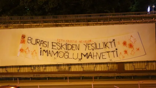 ibbnin-soktugu-dikey-bahcelerin-yerini-gri-duvarlar-aldi-genclerden-imamogluna-tepki-mahvetti-1658407373902.jpg İBB'nin söktüğü dikey bahçelerin yerini gri duvarlar aldı! Gençlerden İmamoğlu'na tepki: Mahvetti - 3