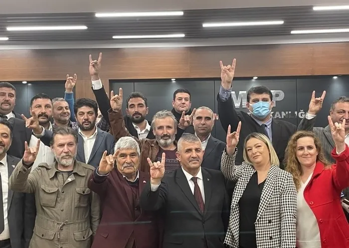 İzmir'de İP koptu! İYİ Parti'den topluca istifa edip MHP'ye katıldılar - 3