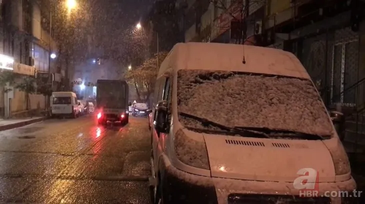 İstanbul’da yoğun kar yağışı sokakları beyaza bürüdü | Yepyeni görüntüler