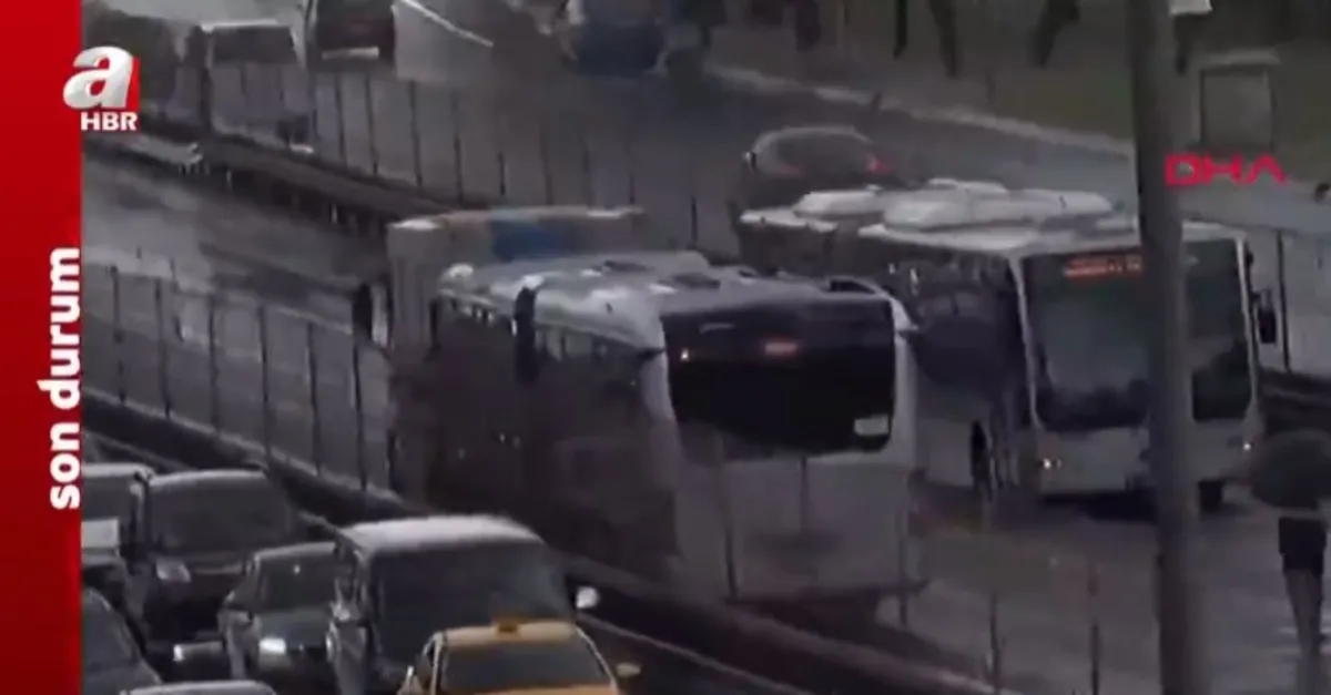 Küçükçekmece'de iki metrobüs çarpıştı