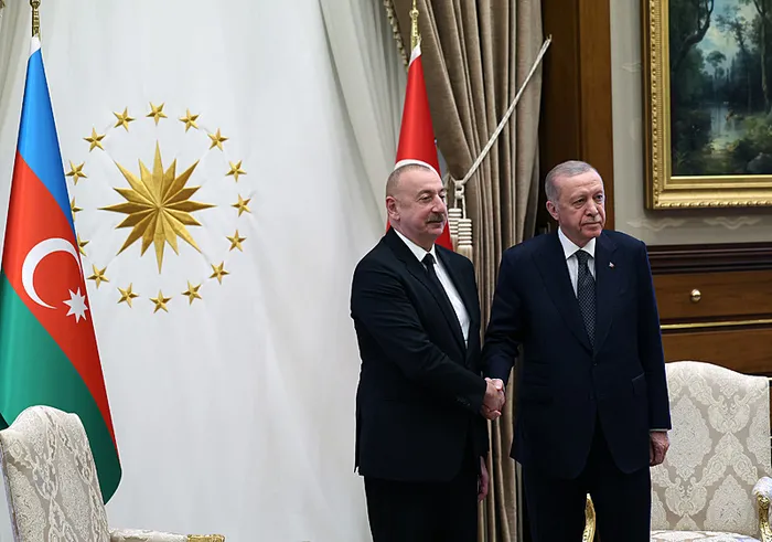 azerbaycan-cumhurbaskani-ilham-aliyev-turkiyede-baskan-erdogan-havalimaninda-karsiladi-1718023660111.jpg Azerbaycan Cumhurbaşkanı İlham Aliyev Türkiye'de! Başkan Erdoğan ile kritik zirve... | Masaya hangi konular yatırıldı? - 6