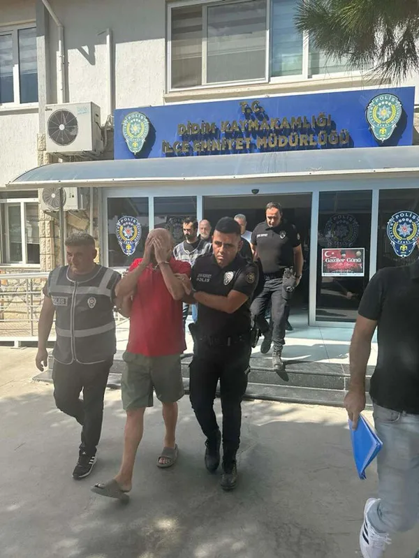 didimde-kacak-gocmen-operasyonu-13-kisi-yakalandi-5-organizator-suphelisi-tutuklandi-1695739138992.jpg Didim'de kaçak göçmen operasyonu: 13 kişi yakalandı 5 organizatör şüphelisi tutuklandı - 3