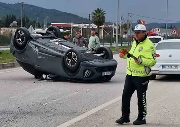 Seydikemer'deki kazada iki araç takla attı