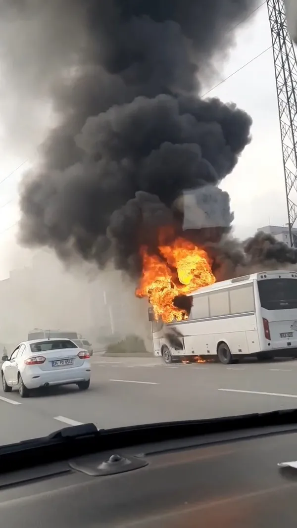 1685951634251.jpg Bursa'da işçileri taşıyan servis aracı alev alev yandı! Dumanlar şehrin farklı noktalarından görüldü - 3