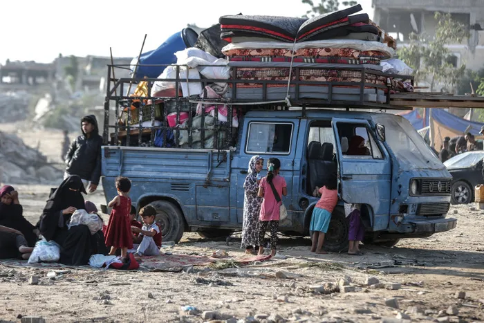 Katil İsrail’in saldırısı endişesiyle Han Yunus’ta binlerce kişi gece yarısı yine göçe zorlandı