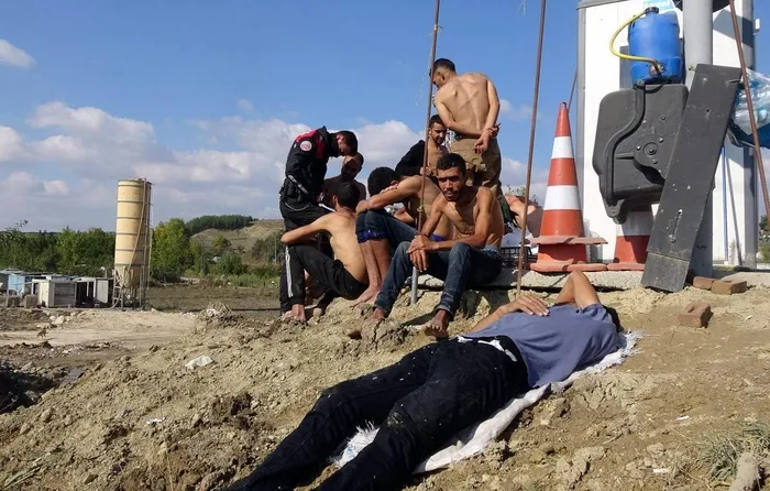 Yunanistan sınırında vahşet! Sopa ve coplarla dövdüler, paralarını aldılar, yarı çıplak halde Türkiye'ye itildiler - 1