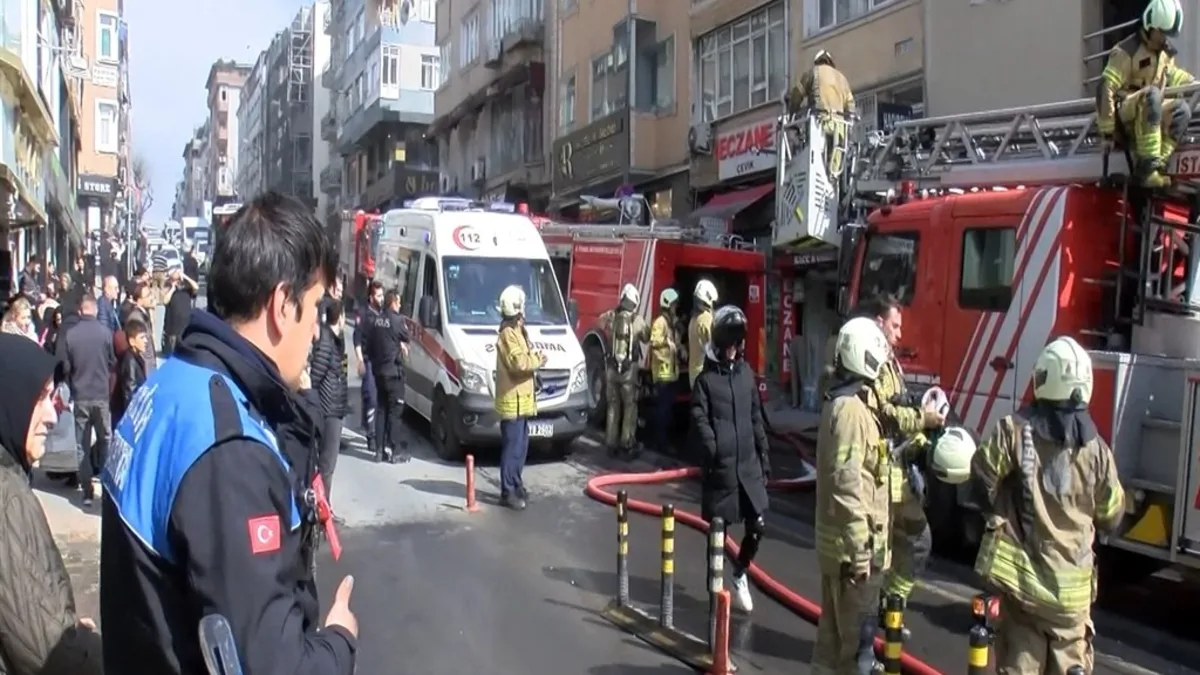 Gelinlik mağazasında yangın! 2 kişi mahsur kaldı