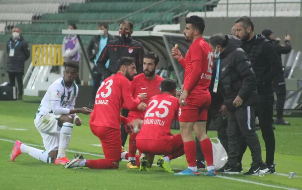 Yeşil sahada güzel görüntüler! Maçtaki sakatlık tedavisi sırasında futbolcular oruçlarını açtılar - 1