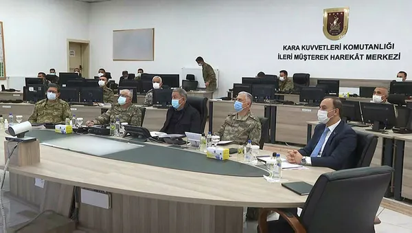 Son dakika: Milli Savunma Bakanı Akar ve komuta kademesi sınır birliklerini denetledi