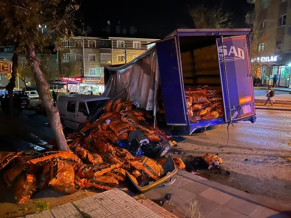 ankarada-tirin-freni-bosaldi-ve-3-araca-carpti-1666653364450.jpg Ankara'da TIR'ın freni boşaldı ve 3 araca çarptı - 2