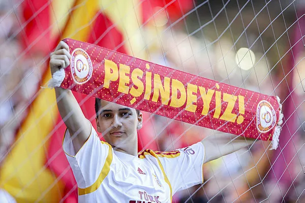 Galatasaray’da yıldızlar geçidi! İmza töreninde taraftarlar stadyumu doldurdu