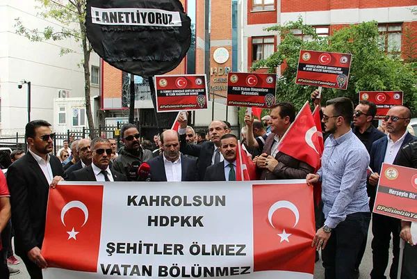 Kadıköy’deki HDP binası önünde polise saldıran Salihe Aydemir protesto edildi! Bütün HDP’lileri lanetliyoruz