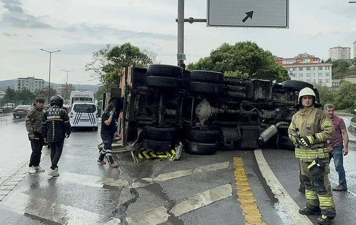 1725194389946.jpeg İSKİ'ye ait kamyon virajı alamadı yan yattı! Yer: Kartal - 1