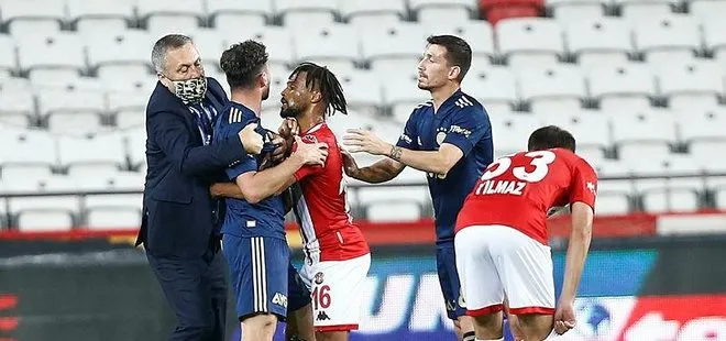 Fenerbahçe - Antalyaspor maçında olay: Yönetici Volkan Ballı sahaya indi