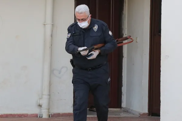 1679664003510.jpg Antalya’da evden gelen kötü koku ekipleri alarma geçirdi: Çift maske takarak girebildiler - 5