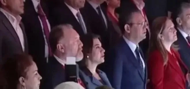 CHP lideri Özgür Özel ile yan yana duran DEM’li Sezai Temelli İstiklal Marşı’nı okumadı!