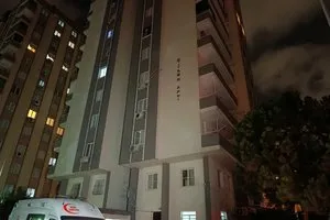 Adana’nın Çukurova ilçesinde yaşanan aile içi tartışma, trajediyle sonuçlandı. Eyüp Verimli adlı şahıs, çıkan tartışma sonrası eşi ve kızını silahla öldürdükten sonra intihar etti. Olay sırasında evde bulunan çiftin diğer çocukları Eda Verimli ise silah seslerini duyunca kaçarak kurtuldu.