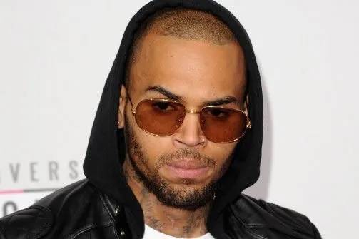 Chris Brown yine yumrukladı