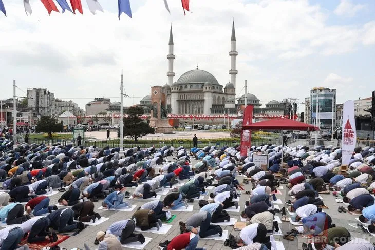 Vatandaşlar ilk namaz için Taksim Camii’nde!