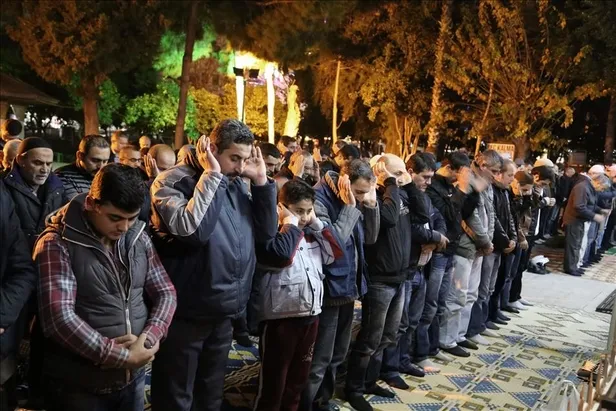 mevlid-kandili-namazi-nasil-kilinir-diyanet-tesbih-namazi-kilinisi-nasil-tesbih-namazi-kac-rekat-nasil-kilinir-1665135122196.jpg Mevlid Kandili namazı nasıl kılınır? Diyanet: Tesbih namazı kılınışı nasıl? Tesbih namazı kaç rekat, nasıl kılınır? - 6