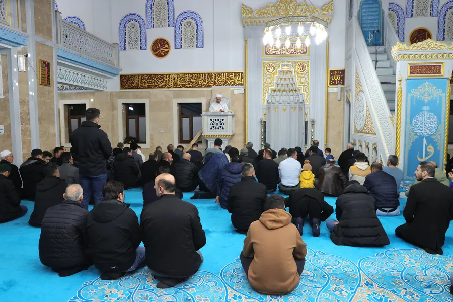 kadir-gecesinde-eller-semaya-acildi-milyonlar-huzurda-bulustu-1773686384407.jpg Kadir Gecesi'nde eller semaya açıldı: Milyonlar huzurda buluştu - 3