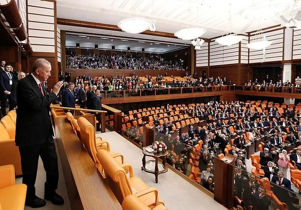 tbmmnin-acilis-toreninde-chp-ve-hdpli-ortaklarindan-milli-iradeye-ve-istiklal-marsina-saygisizlik-1685707049739.jpeg TBMM'nin açılış töreninde CHP ve HDP'li ortaklarından milli iradeye ve İstiklal Marşı'na saygısızlık - 2