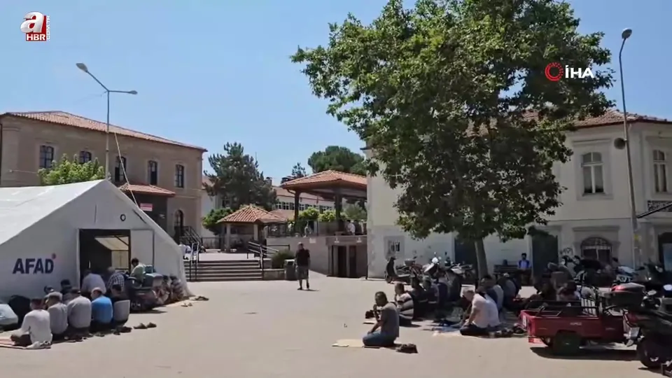 Sındırgı’da cuma namazı çadırlarda kılındı