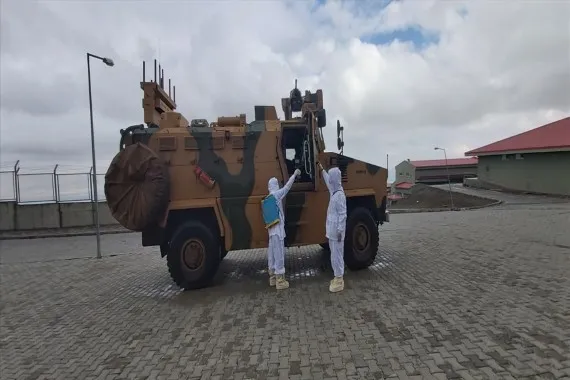 MSB’den sınırda korona önlemi! Askerler koruyucu elbise, eldiven ve maske ile teçhiz edildi - 1