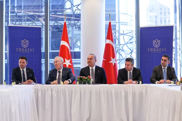 1680491925315.jpg Dışişleri Bakanı Mevlüt Çavuşoğlu New York'ta gazetecilere konuştu: PKK'ya helikopteri kim verdi? - 1