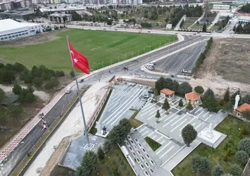 Çorum'da şehitlik caddesi bayraklarla donatıldı