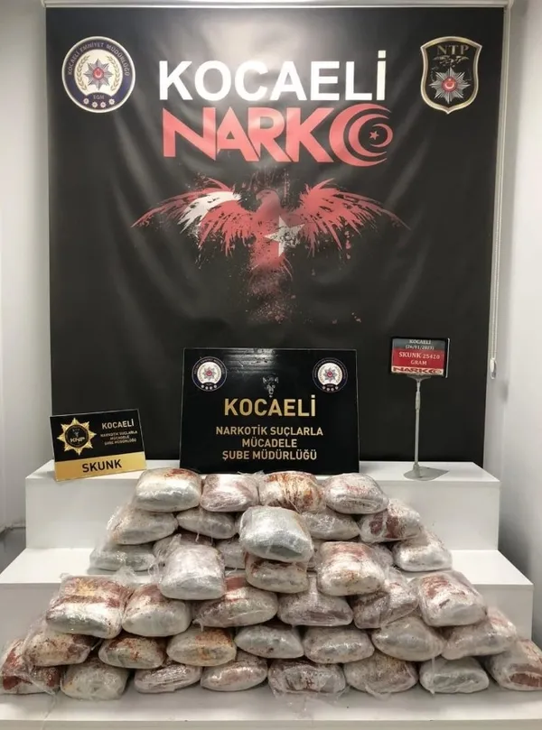 zehir-tacirlerine-gecit-yok-kactilar-calilarin-arasina-sakladilar-ama-kurtulamadilar-1674744164630.jpg Zehir tacirlerine geçit yok: Kaçtılar çalıların arasına sakladılar ama kurtulamadılar - 1