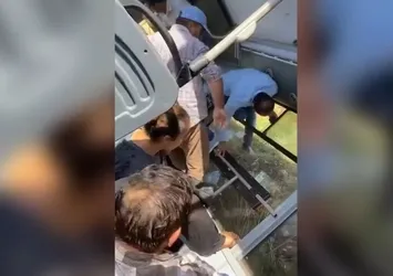 Şanlıurfa'da yolcu otobüsü devrildi! Yolcular camları kırarak dışarı çıktı