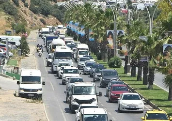 Her bölgeden Muğla'ya akın ettiler! Trafik kilitlendi 4 kilometre araç kuyruğu oluştu