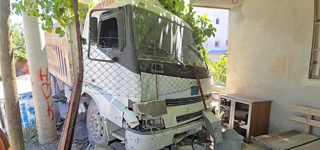 Freni boşalan hafriyat kamyonu bahçe duvarını yıktı