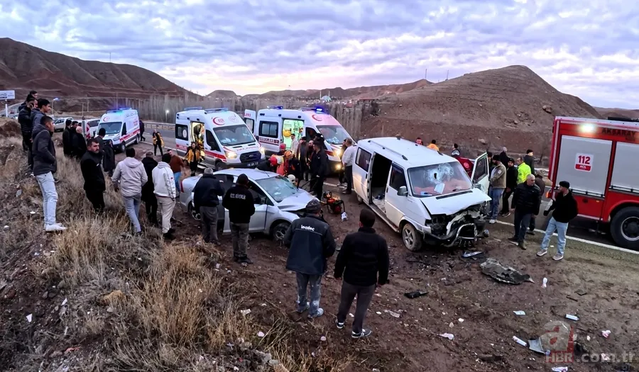 Aksaray’da facia gibi kaza! Minibüs ile otomobil kafa kafaya çarpıştı: 6 yaralı 5